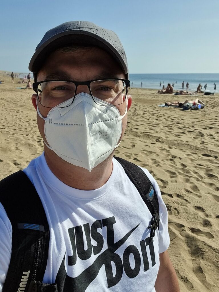 Mann mit Maske am schwulen Strand auf Gran Canaria